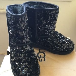 Like new uggs boots girls size 13